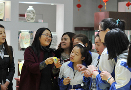 淄博：聾啞學(xué)生零距離接觸陶瓷藝術(shù)大師