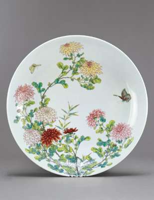 北京拍賣會(huì)拍清名瓷 雍正粉彩盤逾千萬(wàn)元破紀(jì)錄