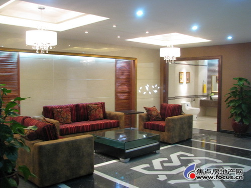 ���ׁ��մɬF(xi��n)�����s��չ�d