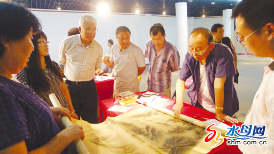 潘深亮在鑒定書(shū)畫(huà) 潘深亮在鑒定書(shū)畫(huà)