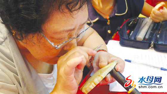 劉靜在鑒定玉器 劉靜在鑒定玉器