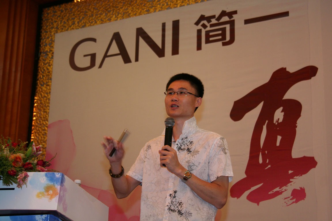 簡一陶瓷全國設計總顧問李志豪致辭 簡一陶瓷全國設計總顧問李志豪致辭