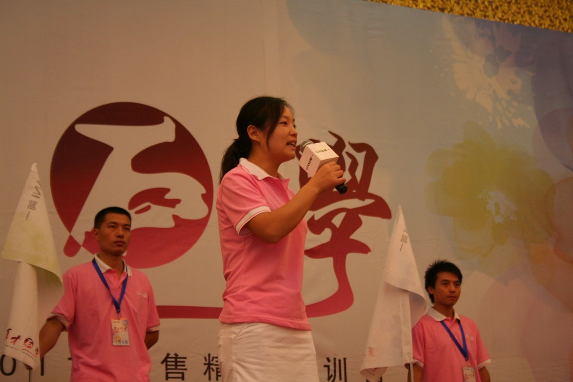 簡一陶瓷人力資源總監(jiān)陳繼萍宣布特訓營開幕 簡一陶瓷人力資源總監(jiān)陳繼萍宣布特訓營開幕