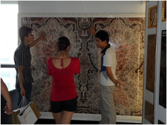 設(shè)計(jì)師參觀第三代簡(jiǎn)一大理石產(chǎn)品 圖為孔雀開(kāi)屏 設(shè)計(jì)師參觀第三代簡(jiǎn)一大理石產(chǎn)品 圖為孔雀開(kāi)屏