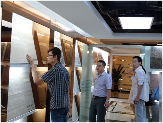 設(shè)計(jì)師仔細(xì)端詳簡(jiǎn)一大理石產(chǎn)品 設(shè)計(jì)師仔細(xì)端詳簡(jiǎn)一大理石產(chǎn)品