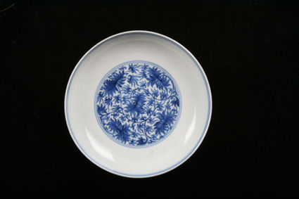 清雍正 青花卷草花紋盤