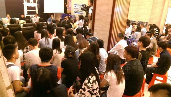 聚焦百名設(shè)計(jì)師與多家主流媒體的論壇現(xiàn)場