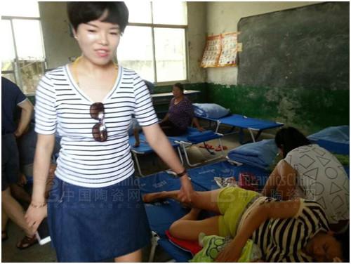 武漢恒福陶瓷阮總探望受災(zāi)群眾