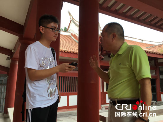 晉江市文物保護中心、晉江博物館館長吳金鵬接受記者采訪