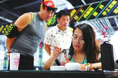 點擊查看大圖 匯聚陶瓷的世界走向世界的陶瓷