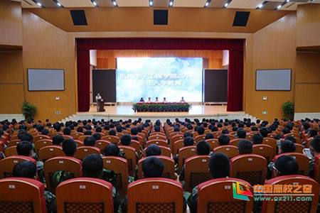 景德鎮(zhèn)陶瓷大學(xué)黨委書記參加機(jī)電學(xué)院新生入學(xué)大會(huì)